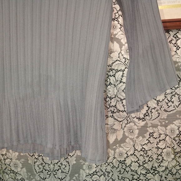 Theme grey blouse pleated ribbed ruffle 3/4 sleeve 100% polyester material - Picture 4 of 4